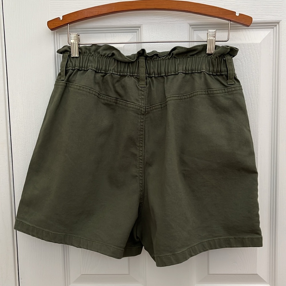 Time and Tru Olive Green Elastic Waist Belted Shorts Size 12 - Picture 2 of 4
